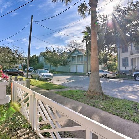 Bright Galveston Cottage Close To Beach And Strand Екстериор снимка