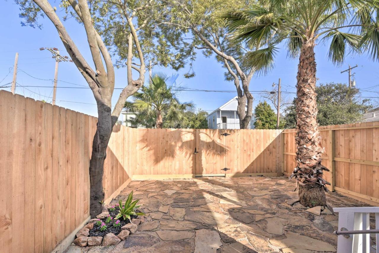 Bright Galveston Cottage Close To Beach And Strand Екстериор снимка
