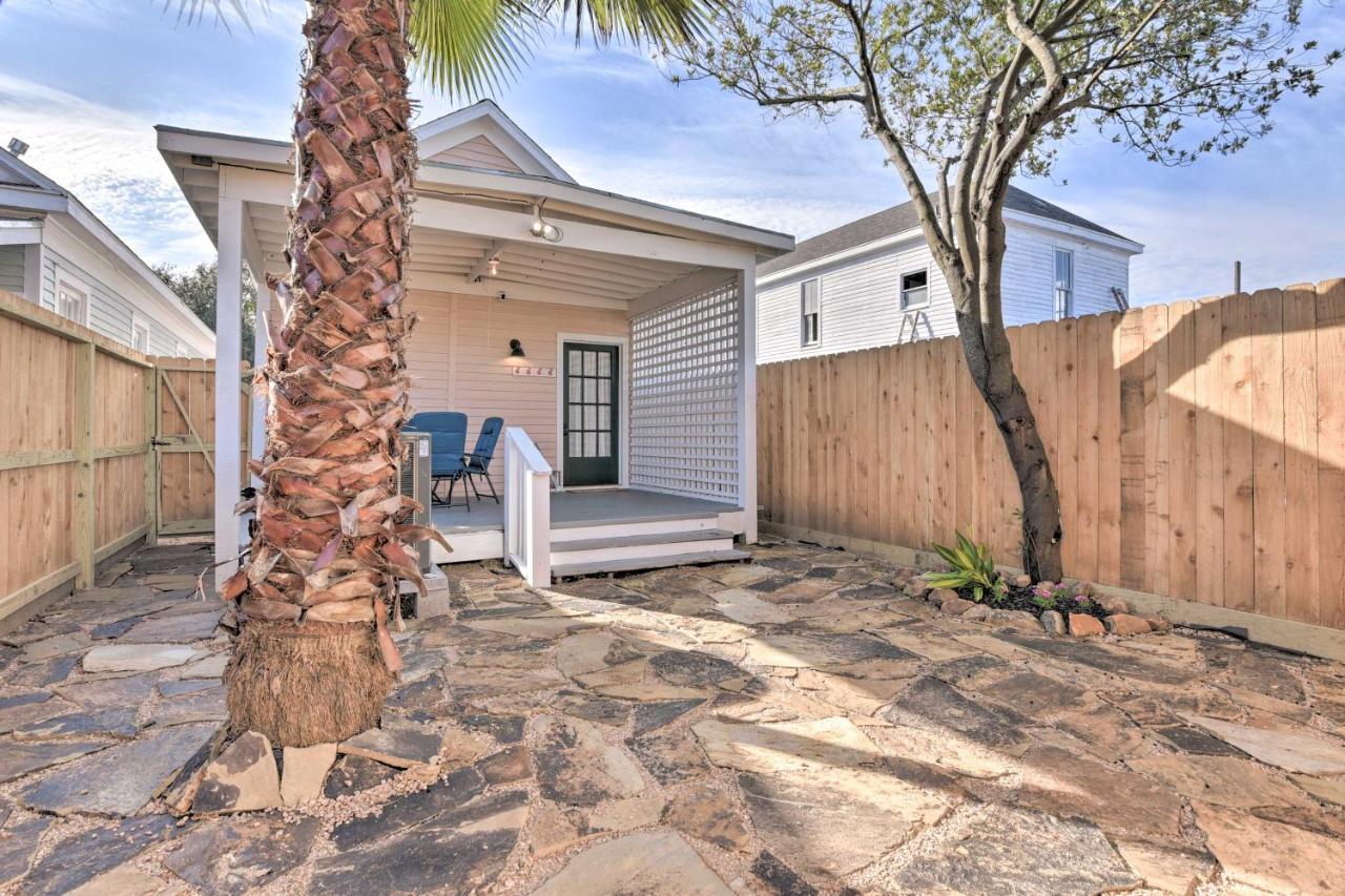 Bright Galveston Cottage Close To Beach And Strand Екстериор снимка